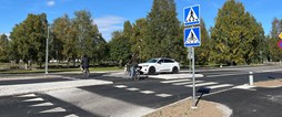 Cykelöverfart vid cirkulationsplatsen vid Svartuddsvägen. 