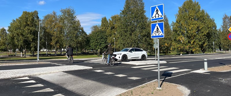 Cykelöverfart vid cirkulationsplatsen vid Svartuddsvägen. 