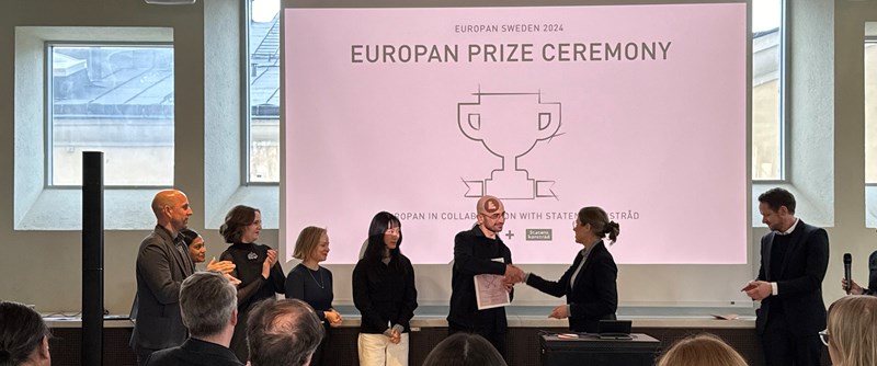 Riksarkitekten Helena Bjarnegård delar ut priset till det vinnande teamet.