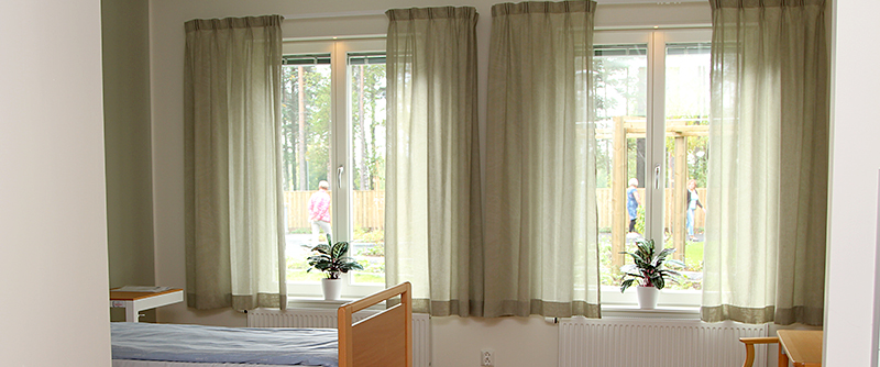 Designen av boendet är genomtänkt, de låga fönstren ger fin utsikt även om du sitter i rullstol eller ligger ner.