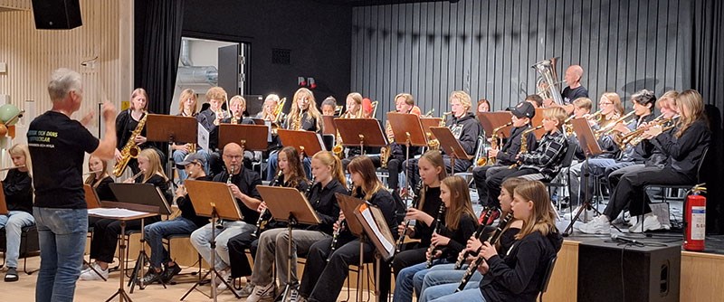 Musik- och dansskolan hade en framträdande roll under invigningen, här konsert med Piteå Symphonic band i Lydiasalen.