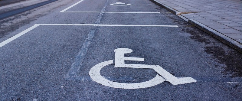 Parkeringsplats för rörelsehindrad 