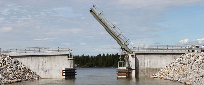 Broöppning vid Bondökanalen kan bokas dagligen mellan kl 9-10 och 17.30-18.30. 