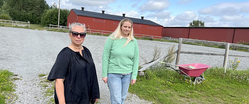 Mimmi Andersson, driftchef vid Grans Naturbruksgymnasium och Kata Nilsson, kommunalråd Piteå kommun, står framför grusplanen där den nya maskinhallen kommer byggas. 