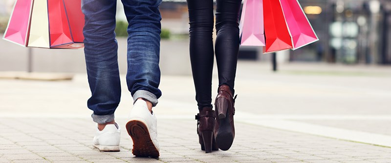 Man och kvinna med shoppingkassar