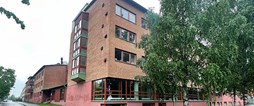 Fastighetens fasad mot Prästgårdsgatan. 