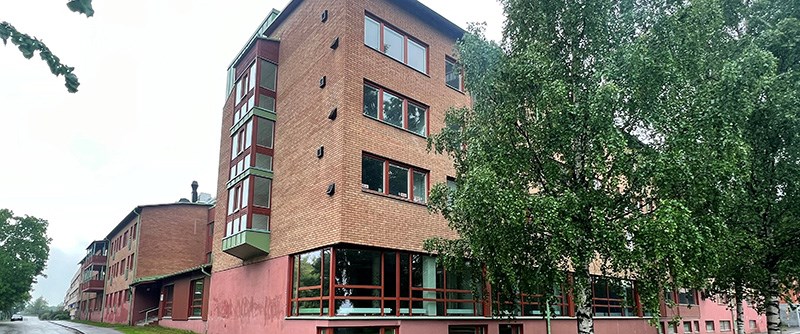 Fastighetens fasad mot Prästgårdsgatan. 
