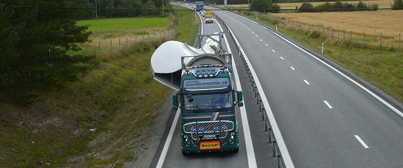 En genomtänkt logistik krävs när två vindkraftsbolag ska samsas i trafiken med vanliga trafikanter.
