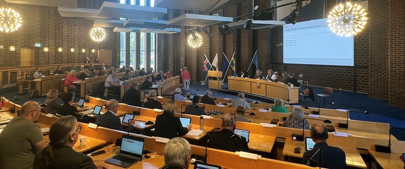 Du kan följa sammanträdet via radio eller livesändning, se länkar nedan.