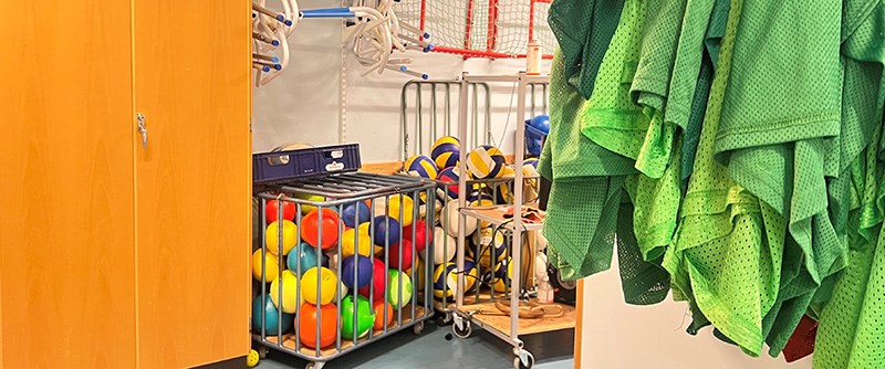 Härlig fart och rörelseglädje i idrottshallen i Sjulnäs när Skol IF kör aktiviteter efter skolan.