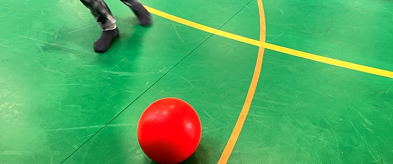 Härlig fart och rörelseglädje i idrottshallen i Sjulnäs när Skol IF kör aktiviteter efter skolan.