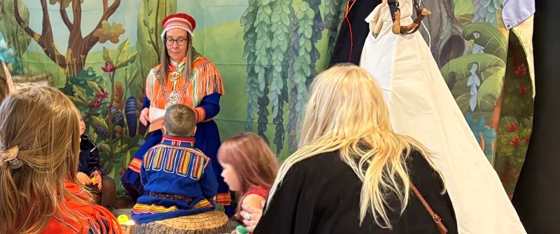  Maria Labba bjöd på spännande sagostund för alla barn. 