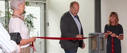Boendecheferna Britta Fällgren Frank och Ewa Wiklund höll i bandet under invigningsceremonin, Sven-Gösta Pettersson, socialnämndens ordförande, fick äran att klippa.