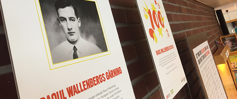 Utställningen om Raoul Wallenberg finns i stadshusets foajé.