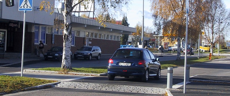 Upphöjd gång- och cykelpassage används som hastighetsdämpande åtgärd i gatumiljön.