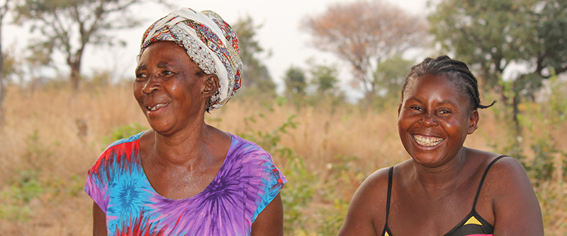 Två glada kvinnor från Zambia