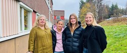 Julia och Elsa är elever på programmet och tycker att erbjudandet är mycket positivt. Här tillsammans nämndens vice ordf. Carola Bergman och läraren Nina Fürstenhoff.
