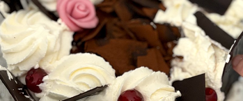 Personalen på Berggården bjöds på tårta och firade tillsammans med Annica.