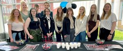 Redaktionen för Åssit 2023. Skoltidningen är för femte gången nominerad till Årets skoltidskrift. 