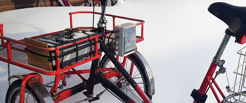 På lastflaket finns ett batteri som hjälper till att driva cykeln.