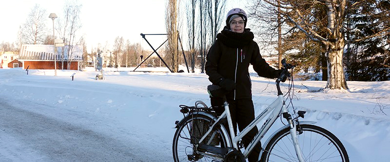 Inas cykel är utrustad med vinterdäck och lyse fram och bak.
