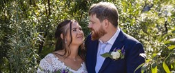 Nickie och Robert Larsson sa ja till varandra under en borgerlig ceremoni
