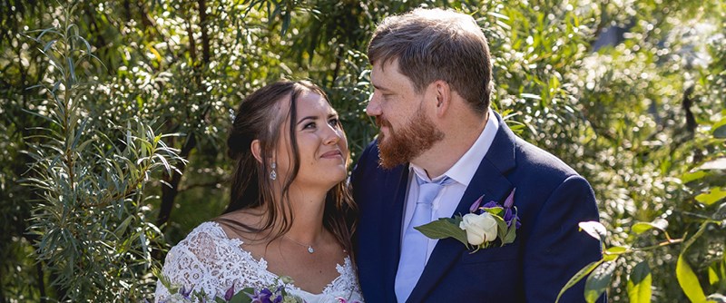 Nickie och Robert Larsson sa ja till varandra under en borgerlig ceremoni