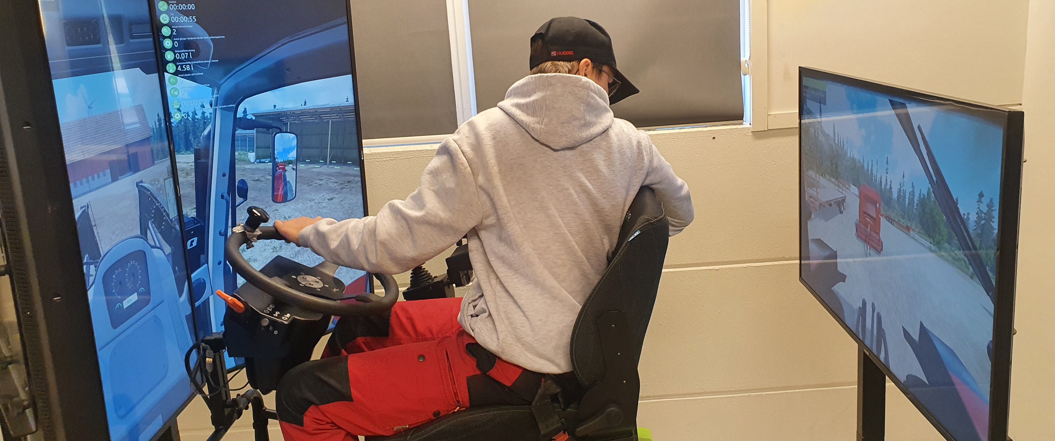 I våra simulatorer får du träna att köra en mängd olika maskiner inom lantbruket