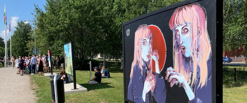 Konstutställning i Södra Hamn som skapats av unga konstnärer som feriearbetat på Konsthallen. Det är en del av den satsning som görs på unga  kulturutövare.
