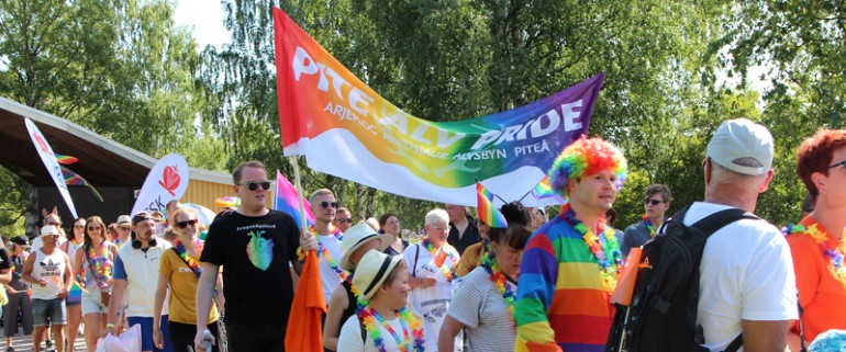 Med Pite älv pride hoppas man bidra till ett öppnare samhälle och främja utvecklingen för HBTQ-personer runt Piteå älv.