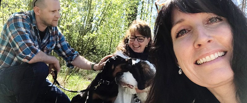 Maria med delar ut Trixie-familjen.