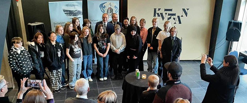 Ateljegruppen med de isländska ungdomarna och presidenten