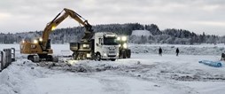 Grävare och lastbilar på plats: Norrstrandsbadet görs redo för sommarsäsongen.