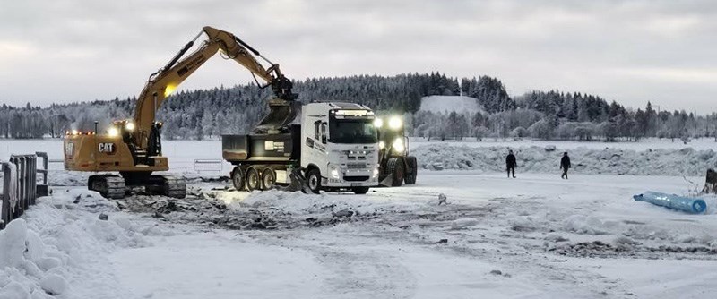 Grävare och lastbilar på plats: Norrstrandsbadet görs redo för sommarsäsongen.
