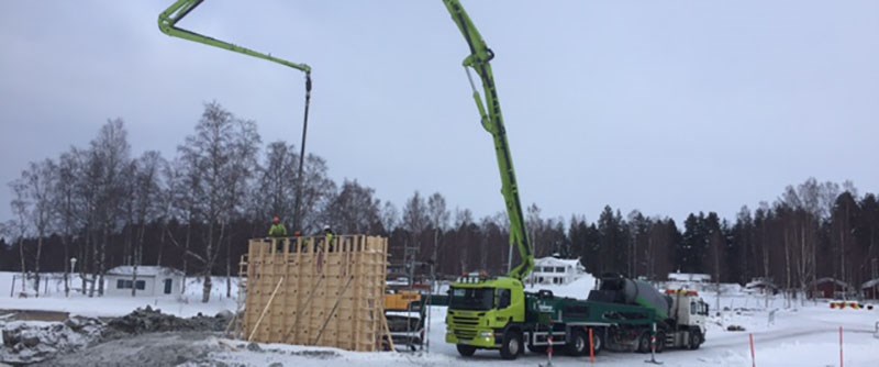 Gjutning av brostöd pågår.
