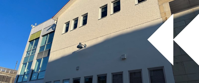 Fasaden på Aronsgatan 12 blir Amandas målarduk under konstfestivalen i maj.