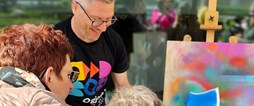 Jens Pettersson, konstpedagog vid Konsthallen och Kaleido, höll i måleriet där alla som ville fick spraymåla en pusselbit till en gemensam skultpur.
