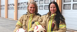 Emelie Persson och Emelie Ullberg arbetar som brandmän och vill inspirera fler kvinnor att välja yrket