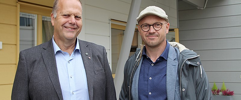 Sven-Gösta Pettersson, socialnämndens ordförande, och Fredrik Sjömark, socialchef, var glada över att få inviga ett helt nytt och modern demensboende.