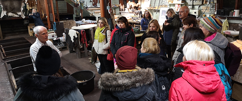 Deltagarna i projektet Eco Tweet på besök hos Bölebyns garveri.
