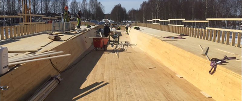 Inbrädning av brovalvformen pågår.