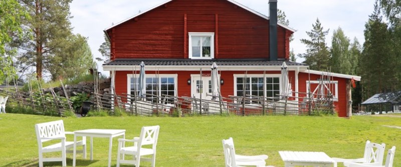 I gårdens nyrenoverade ladugård bakas och lagas det både fika och mat - allt från grunden med lokala råvaror