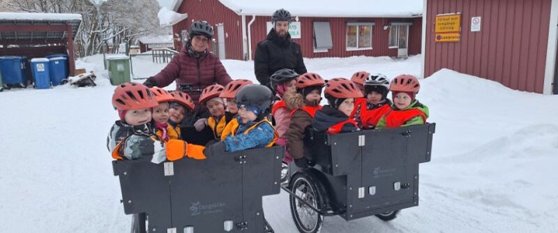 Pedagogerna Anci Thyni och Patrik Larsson vid Myrans förskola i Öjebyn är jättenöjda med sina ellådcyklar, som enkelt och tryggt låter dem ta barnen på längre utflykter runt om i hela kommunen. Och barnen, ja de älskar det!