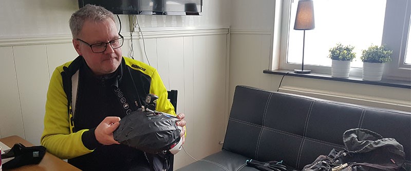 Hjälmen har Måns tejpat med silvertejp för att täta alla lufthål som släpper in kyla.