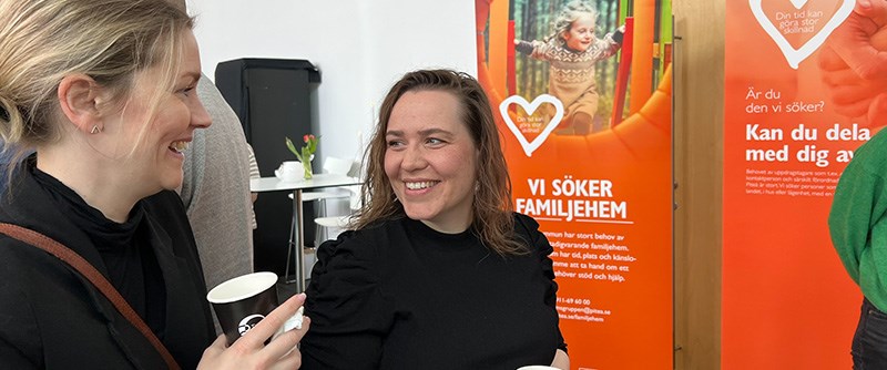 Ida Lundman, HR-partner vid Piteå kommuns HR-avdelning, i samspråk med Sofie Isaksson, enhetschef vid Individ och familjeomsorgen. 