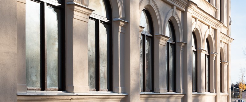 Den mörka färgen runt fönstren stärker byggnadens karaktär. 