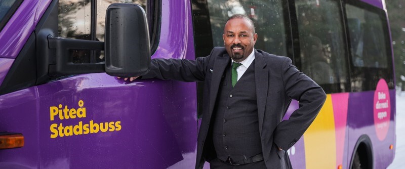 Fitsum Kibrom är en av chaufförerna som du möter ombord på Bussigt-turerna.