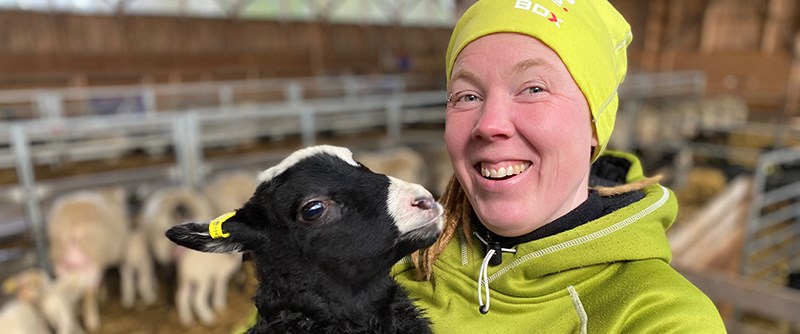 Josefin Lundberg med ett av årets lamm.