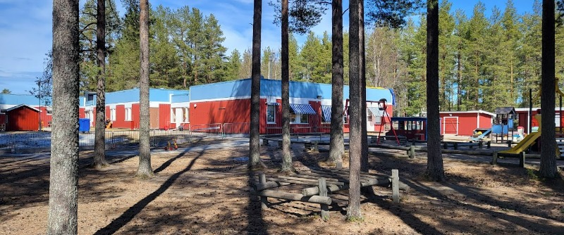 Utemiljö vid Röda huset