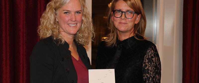 Författarna Sara Viklund och Ulrika Bergmark med sin bok Litteratursamtalets pedagogik